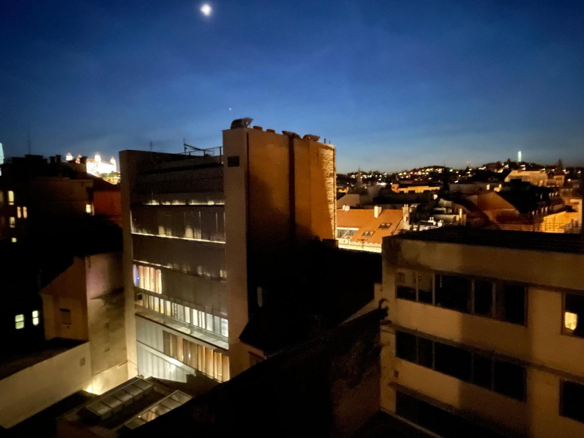 Old Town Apartment Black براتسيلافا المظهر الخارجي الصورة